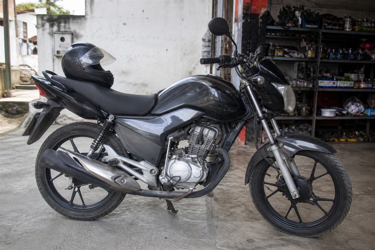 Motocicleta em pátio, referência a motos e motonetas